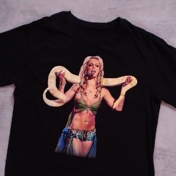 BRITNEY SPEARS HOLDING SNAKE T-SHIRT 2001 MTV Video Music Awards I'm a Slave 4 U - Picture 4 of 6